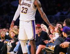 28圈体育-詹姆斯在湖人比赛中出色防守，爆冷引发热议！的简单介绍